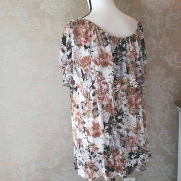 FREE KISSES RUFFLE TOP - Picture 2 of 5